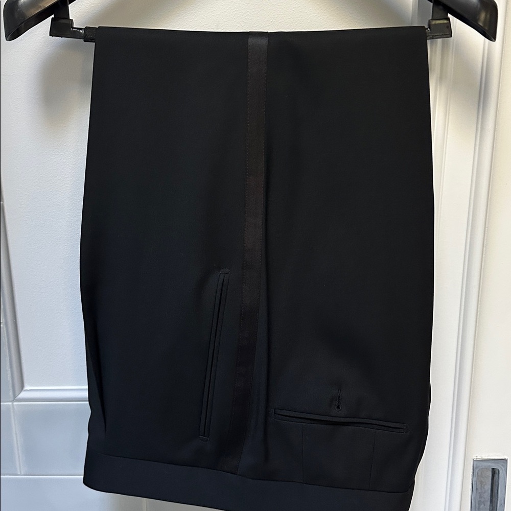 Hugo Boss Tuxedo like new. 3 button 42S
3 pcs: jacket,vest & pants. Worn once - Picture 4 of 16